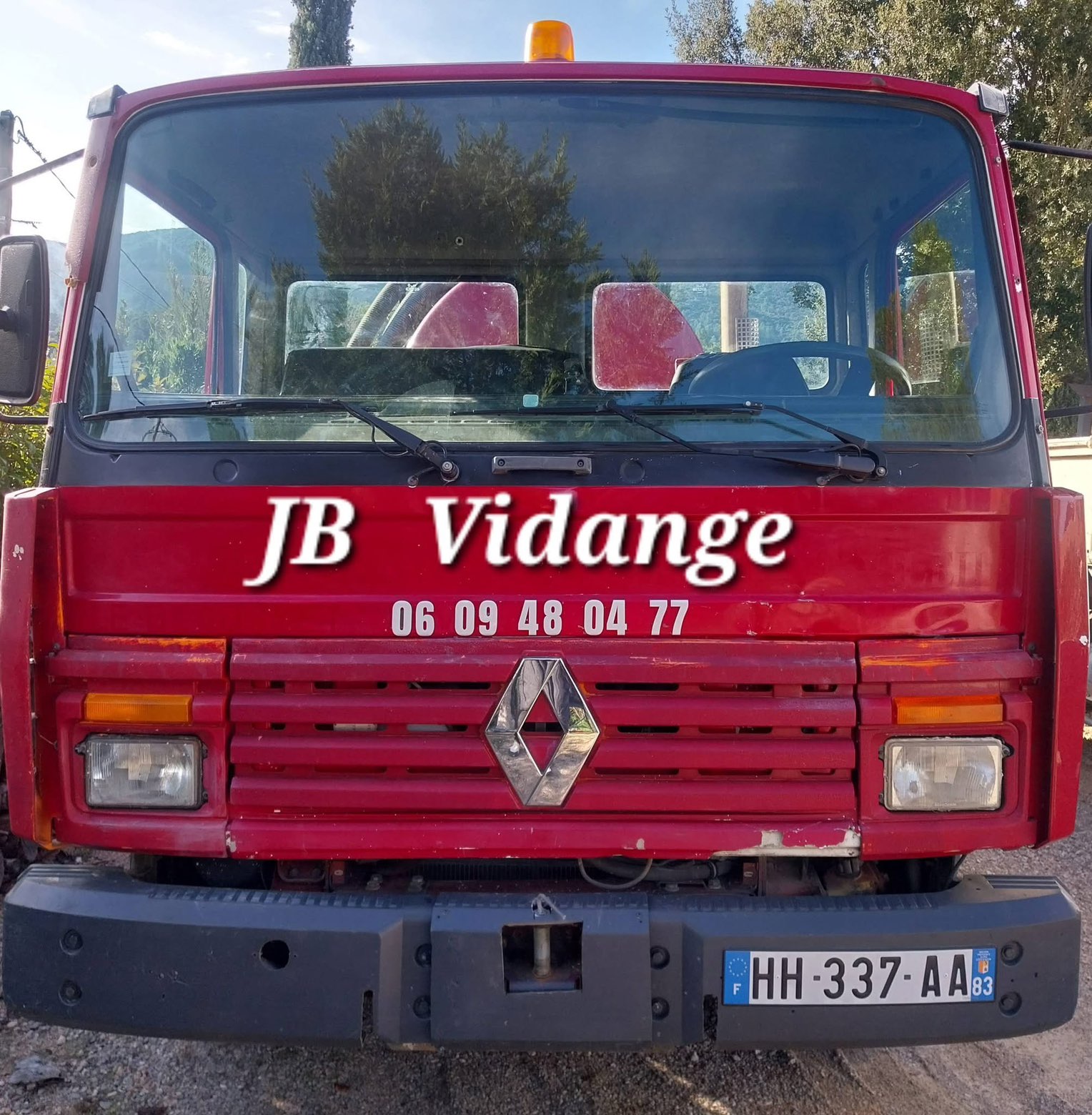 Camion d'assainissement de face